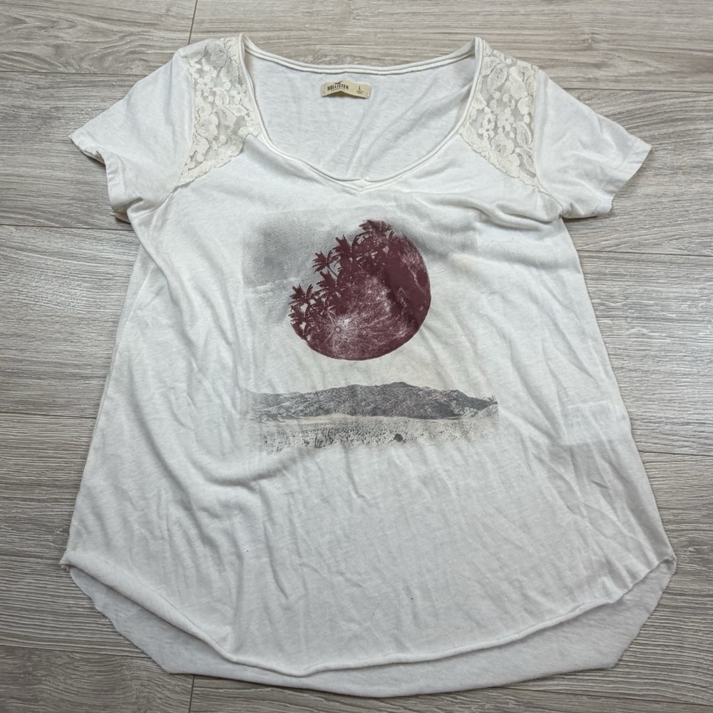 Hollister White Graphic Blood Moon Lace Shoulder V-Neck Tee Shirt‎ Large